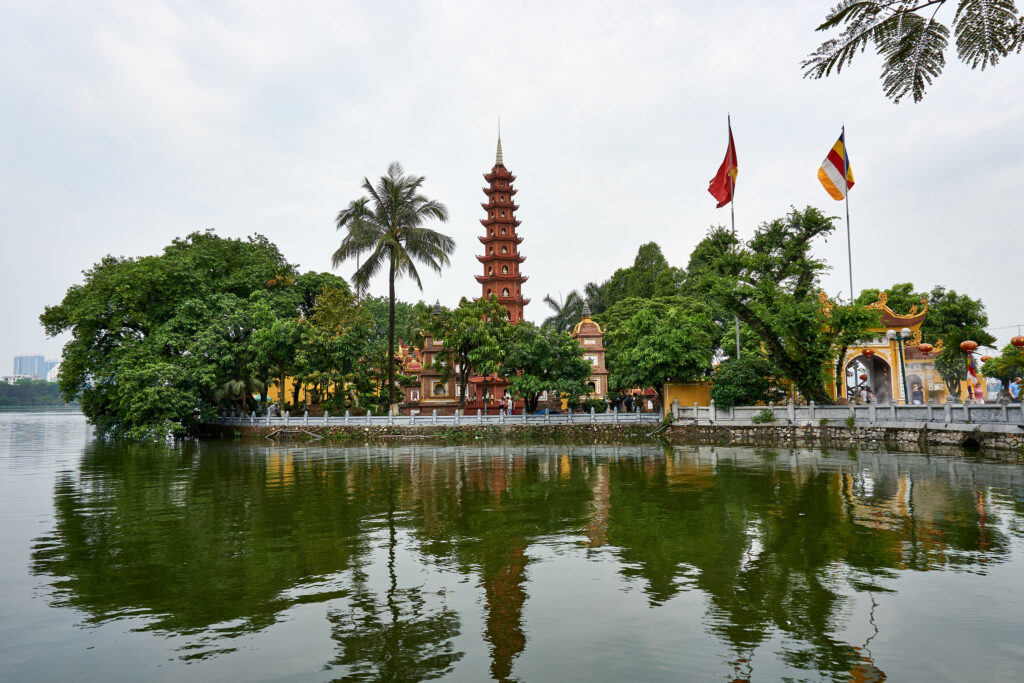 Hanoi, Vietnam – Mai 01, 2019: People Visit Tran Quoc Pagoda On