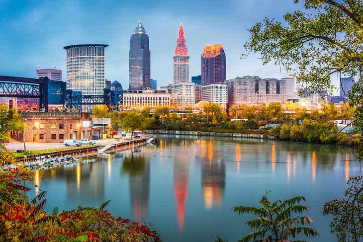 ohio-cleveland-attractions-overview-evening-river
